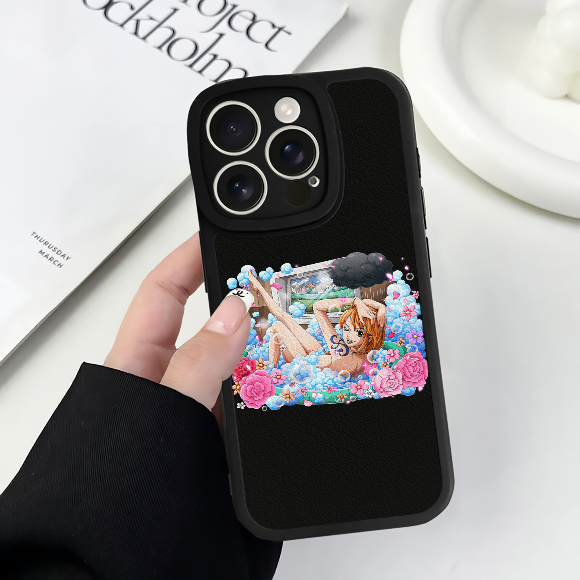 （画像用） ワンピース ナミ ONE PIECE Nami 【iPhone 16シリーズ対応】シリコンスマホケース（レザー調） 材質：シリコン